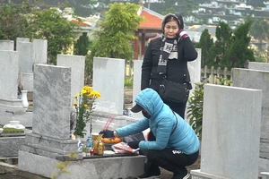 Video: Tranh thủ cuối tuần, nhiều gia đình mang đồ lễ tới các nghĩa trang để tảo mộ
