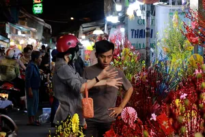 Video: Chợ hoa 'không ngủ' Hồ Thị Kỷ ngày giáp Tết Nguyên đán 2024