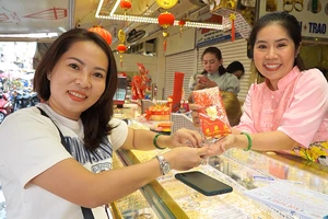 Video: Chen chân mua vàng ngày vía Thần Tài