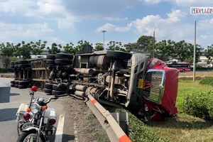 Video: Container chở hàng chục tấn giấy lật nhào xuống đường khi đang ôm cua 