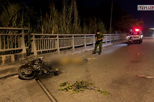 Video: Một sinh viên năm cuối tử vong bên cạnh chiếc xe máy bốc cháy