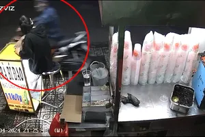Video: Đang ngồi bán nước bên đường, nữ nhân viên bị giật điện thoại
