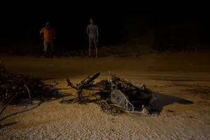 Video: Người đàn ông nằm bất động bên chiếc xe máy cháy ngùn ngụt