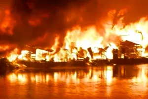 Video: Bước đầu xác định không có thương vong trong vụ cháy nhà ven kênh ở quận 8