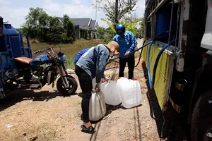 Video: Người dân vùng hạn 'mát lòng' với những chuyến xe chở 'giọt nước nghĩa tình'