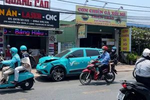 Video: Taxi công nghệ tông hàng loạt xe máy, nhiều người bị thương