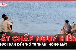 Video: Người dân vượt rào vào 'hồ tử thần' tránh nóng