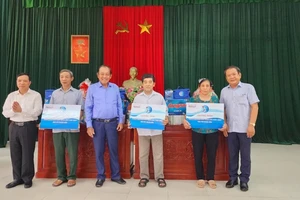 Video: Ngư dân ở Thanh Hoá vui mừng nhận quà tặng 'Cùng ngư dân thắp sáng đèn trên biển'