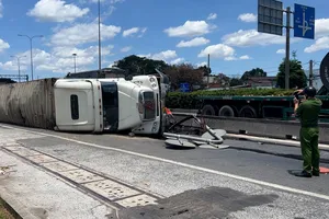 Video: Xe container lật nhào giữa đường sau khi tông dải phân cách