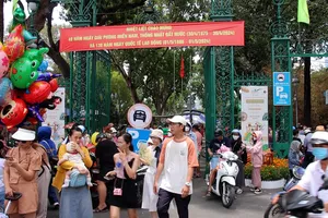 Video: Thảo Cầm Viên Sài Gòn đông nghẹt người dịp lễ 30-4