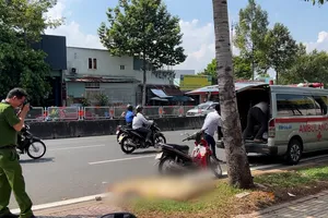 Video: Đang lưu thông, người đàn ông bỗng dừng xe, nằm chết trên vỉa hè