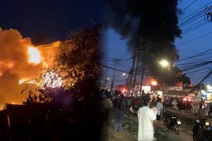 Video: Cháy lớn tại công ty sản xuất băng keo