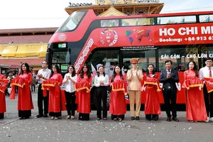 Khám phá tour Sài Gòn - Chợ Lớn bằng xe buýt hai tầng