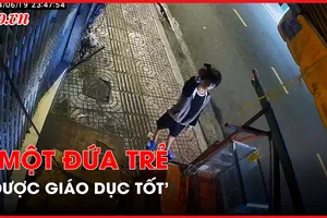 Video: Bé trai giấu giúp điện thoại của chủ tiệm bánh bỏ quên thì bị người lớn lấy đi