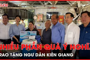 Nguyên Phó Thủ tướng Trương Hòa Bình thăm, tặng quà 3 ngư dân tỉnh Kiên Giang