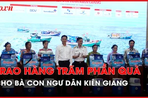 Chương trình ‘Đèn trên biển' trao hàng trăm phần quà cho bà con ngư dân Kiên Giang 