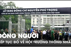 Chiều 25-7, dòng người vẫn tiếp tục đổ về Hội trường Thống Nhất
