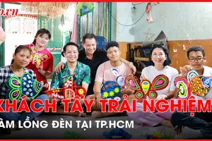 Khách Tây thích thú trải nghiệm làm lồng đèn trung thu tại TP.HCM