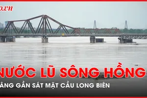 Video: Nước lũ sông Hồng dâng gần sát mặt cầu Long Biên, các phương tiện bị cấm lưu thông