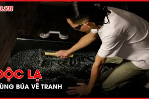 Độc lạ chàng trai dùng búa vẽ tranh trên kính