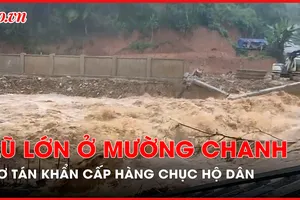 Lũ lớn đổ về xã Mường Chanh, sơ tán khẩn cấp hàng chục hộ dân