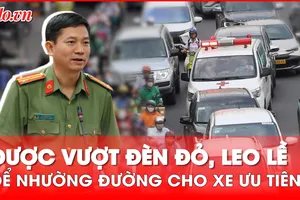 Video: Công an TP.HCM lên tiếng về vượt đèn đỏ, leo lề để nhường đường cho xe ưu tiên 
