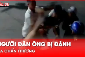 Nhóm thanh niên đánh tới tấp một người đàn ông giữa đường ở Bình Dương