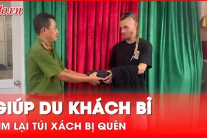 Video: Du khách Bỉ được công an hỗ trợ tìm lại túi xách để quên trên taxi