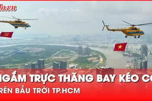 Video: Ngắm trực thăng bay kéo cờ trên bầu trời TP.HCM 