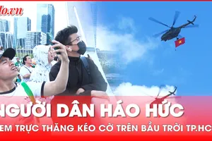 Người dân háo hức xem màn trực thăng kéo cờ trên bầu trời TP.HCM