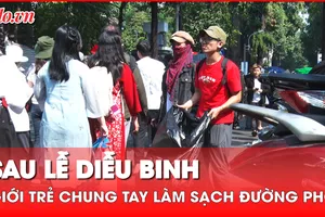 Nhiều bạn trẻ đội nắng thu gom rác sau khi xem lễ diễu binh
