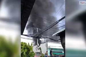 Cháy lớn tại vựa ve chai trong hẻm ở TP Thủ Đức