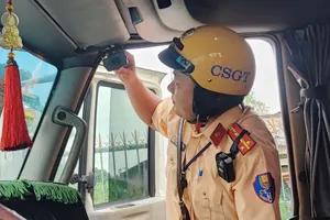 Trích xuất camera trên xe, CSGT xử phạt nhiều tài xế không thắt dây an toàn