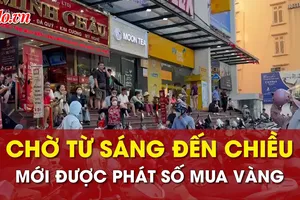 Người dân chờ từ sáng sớm đến chiều mới được mua ít vàng