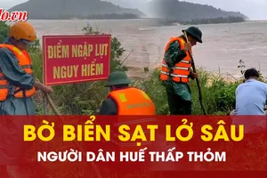 Huế: Bờ biển sạt lở nghiêm trọng, hàng chục hộ dân có nguy cơ bị cô lập