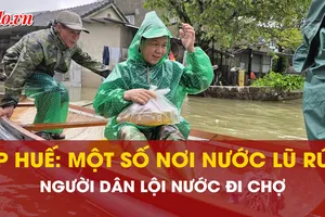 Phong Điền, Hương Trà sáng 28-10: Nước lũ hạ, dân lội nước đi chợ mua thực phẩm