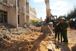 Sập chân móng khách sạn đang cải tạo, hai người bị thương