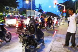 Xe máy bốc cháy khi đang chạy giữa đường phố