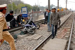 Một hành khách đi tàu chết cạnh đường ray