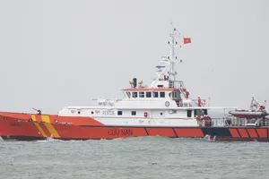 Tàu cứu nạn ra khơi cứu ngư dân bị bệnh nặng