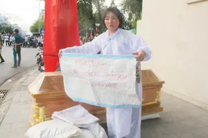 Gây sức ép với ngân hàng về việc phát mãi khách sạn