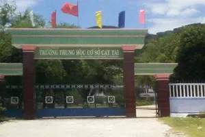 Xem xét buộc thôi việc thầy giáo đổ nước vô miệng học sinh