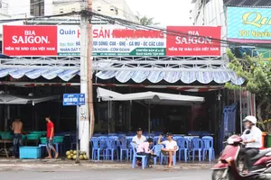 Hất đồ ăn tung tóe vào người du khách rồi đuổi ra khỏi quán