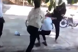 Làm rõ vụ nữ sinh bị đánh hội đồng vì nghi 'nói xấu' trên Facebook