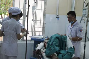 Xông vào bệnh viện tẩm xăng tự thiêu, đốt luôn vợ cũ