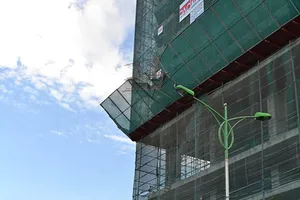 Sập giàn giáo từ tầng 20, giao thông đường ven biển Nha Trang tê liệt