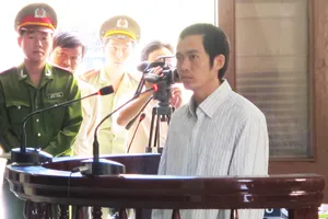 Một bị cáo cựu công an bị tạm giam không có lệnh?