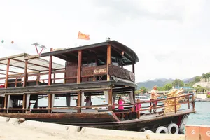 Tàu du lịch bị chìm do va chạm trong neo đậu