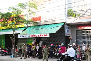 Mải nói chuyện, một phụ nữ bị thang vận chuyển hàng chèn tử vong