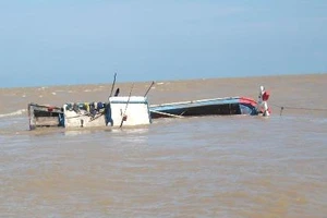 Tàu cá Khánh Hòa cứu năm ngư dân bị chìm tàu 